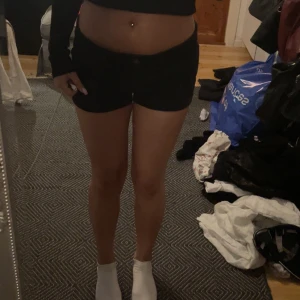 Svarta lågmidjade shorts - Svarta lågmidjade shorts från hm. Stretchiga och väldigt bekväma i materialet! 💕💕Storleken är 38 men skulle säga att de är små i storleken. 