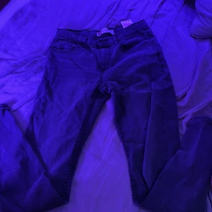 Levi's 512 Slim Taper jeans blå - Säljer ett par Levi's 512 Slim Taper jeans i klassisk blå denim. Jeansen har fem fickor, smal passform med avsmalnande ben och normal midja. Perfekta för dig som gillar en clean och tidlös look. Levi's logga på bakfickan och patch i midjan. Skriv för fler bilder.