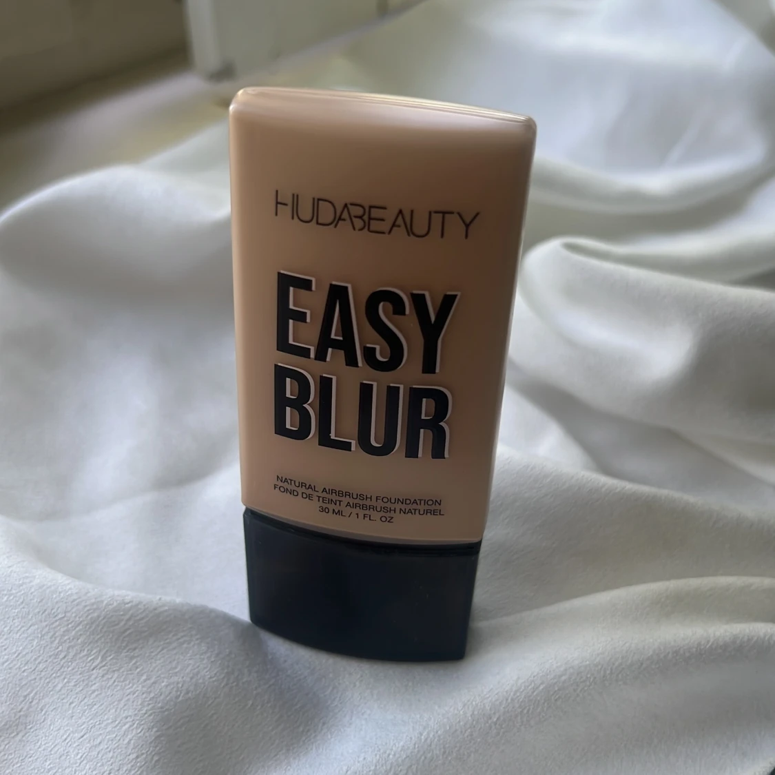 Huda Beauty Easy Blur Foundation 220N - 1
