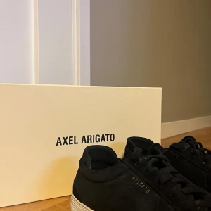 Svarta sneakers från Axel Arigato - Säljer mina arigatos i gott begagnat skick (inköpta hösten 2024) . stl 39/40 originalpriset 2 500! Skriv om ni har några fler frågor!