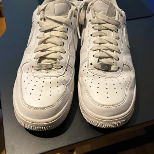 Nike Air Force 1 vita sneakers - Klassiska Nike Air Force 1 knappt använda lite smutsiga i storlek 42.5 