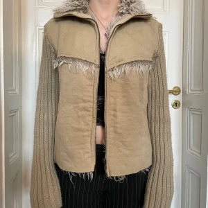 Beige jacka - Jätte skön jacka/kofta, armarna är stickade men lent mot huden, den är varm med pälsen på insidan i kombination med mockan utanpå