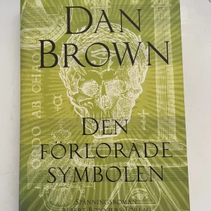 Den förlorade symbolen - Följ Harvardprofessorn Robert Langdon i en fartfylld jakt genom Washington D.C. fylld av mystiska symboler, hemliga sällskap och spännande gåtor. Perfekt för dig som gillar mysterier, action och smarta intriger!