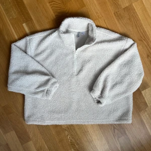 Teddy tröja / Flufftröja  - Teddy tröja med halv-zip från H&M i croppad passform, med dragsko längst ner! Använd men i fint skick :)
