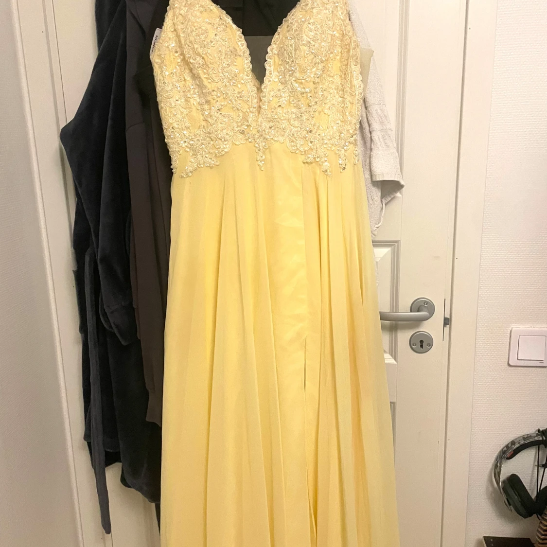 Gul långklänning med spets och pärlor