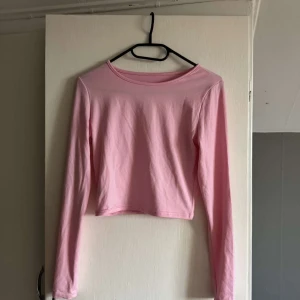 Ljusrosa croppad långärmad topp - Säljer en ljusrosa croppad långärmad topp i mjukt material. 