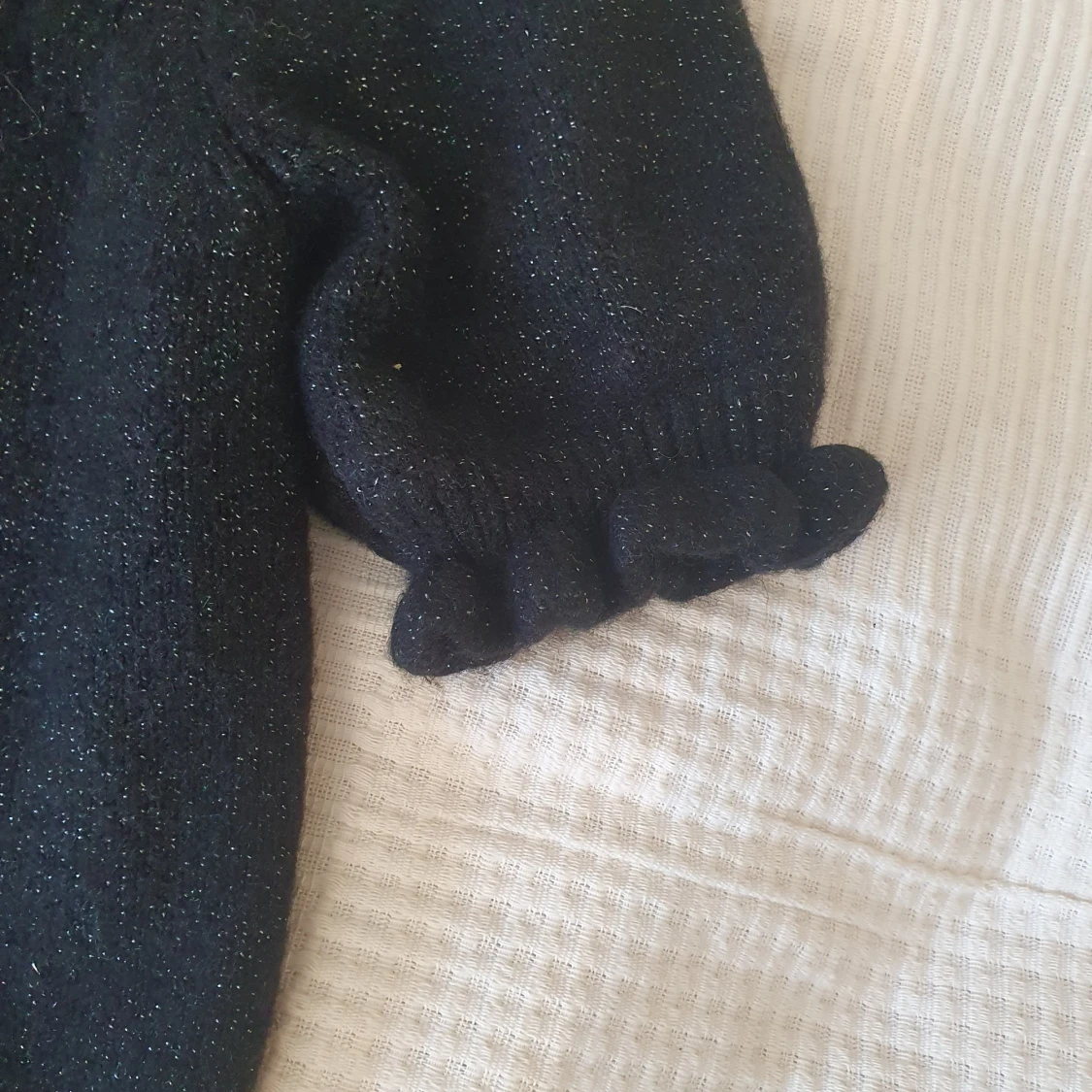 Svart glittrig stickad tröja från Holly & Whyte - 3