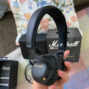 Marshall Mid ANC - Säljer mina Marshall Mid ANC hörlurar. Knappt använda. Bluetooth och noise cancelling. Laddsladd, hörlursladd, förvaringsbox och originalförpackning ingår. Nypris 1390 kr. Kan skicka eller mötas upp i Uppsala!