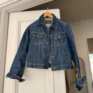 Lee jeans jacka  - Den helt perfekta jeans jackan till sommaren från Lee. Säljer då den tyvärr är för liten på mig. Den är endast provad. 