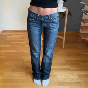 Lågmidjade only jeans - Lågmidjade only jeans i storlek 27/34, jag är 165 🤗 midjemått: 78 innerbenslängd: 84