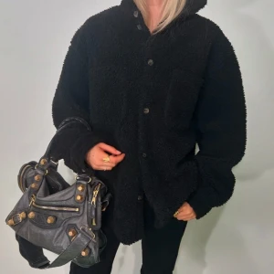 Svart teddyjacka 🧸💗 - Säljer min svarta oversized teddyjacka från Weekday, nyskick! Perfekt till våren & hösten💗Nypris: 600kr