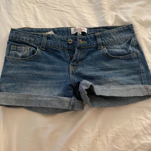 Jeansshorts  - super fina jeansshorts som tyvärr är lite för små 💞Vet inte riktigt vad det är för märke
