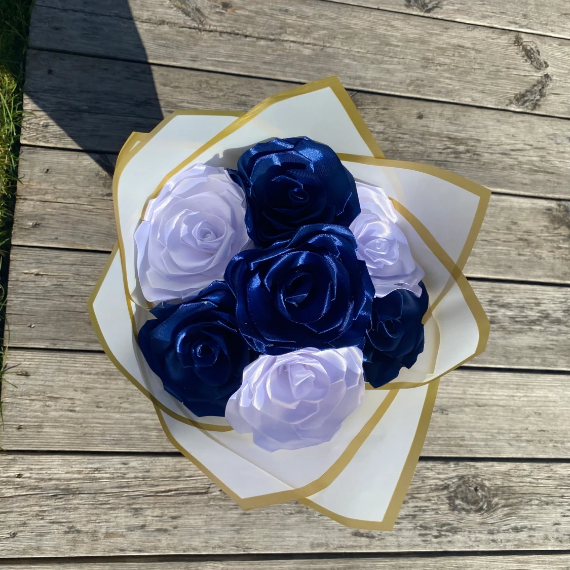 Bukett med konstgjorda rosor i blått och vitt - 1