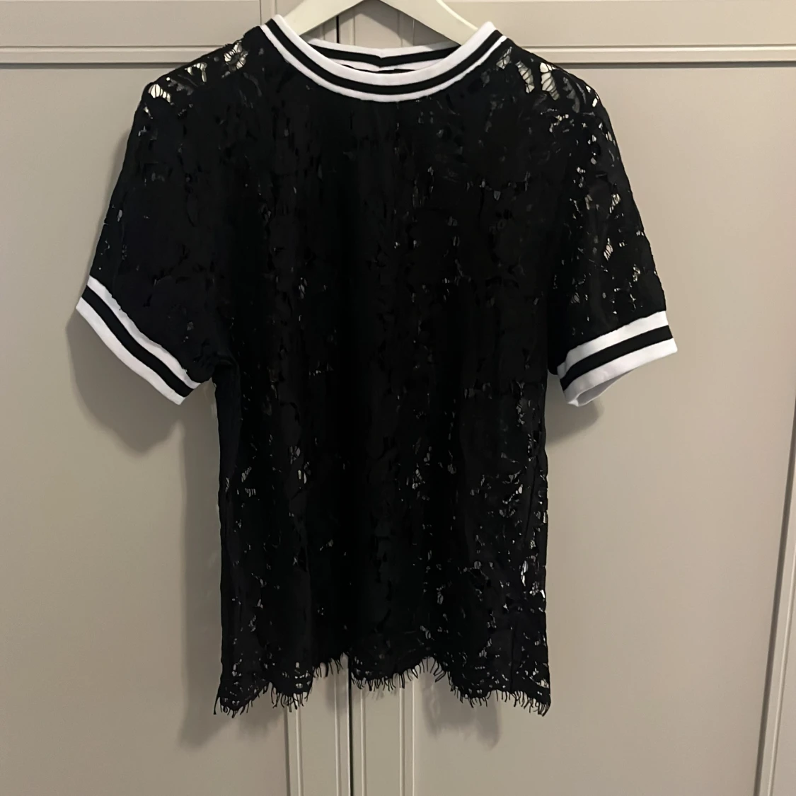 Svart spets t-shirt med vita ränder