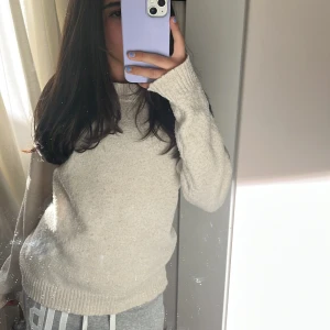 Beige stickad tröja - Mysig beige stickad tröja med rund hals och långa ärmar. dm för frågor