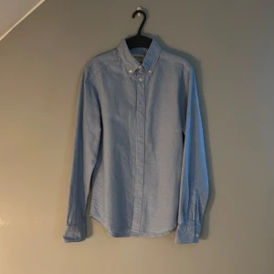 East west skjorta - Säljer en ljusblå skjorta från East west i mycket bra skick