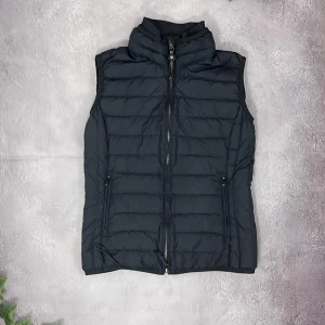 Patagonia dubbel sidig väst - Säljer denna as snygga parajumper västen för bara 1299kr, nypris ligger på över 4000kr! Passformen är så jävla najs, kolla bild 4! Parajumper Superlight weight|Storlek S|Midja - 40cm, Längd - 54cm|9/10 skick utan tecken på använding|       Priset går alltid att diskuteras. Hör av er vid några funderingar!