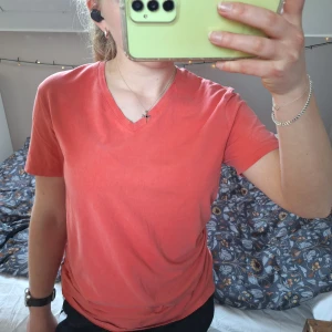 Korallrosa t-shirt - En enkel men snygg v-ringad t-shirt i en fin och unik korallrosa färg🪸 