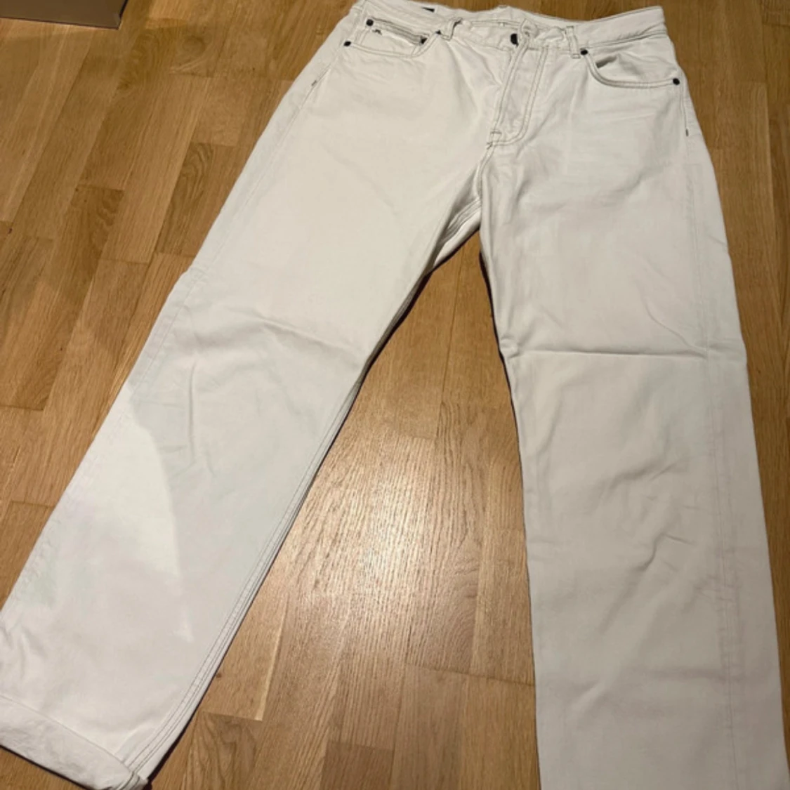 Vita jeansbyxor från J.Lindeberg