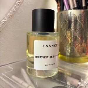 Irresistible Enigma Eau de Parfum från Essnce - Doften Irresistible Enigma från Essnce har en modern och minimalistisk design. Parfymen är en Eau de Parfum. Endast testad⚡️Dupe på Prada Paradoxe