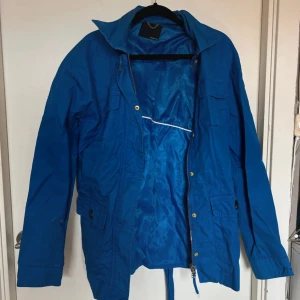 Blå Jacka - sparsamt använd, min mammas jacka & det står ingen storlek men min mamma använder M.