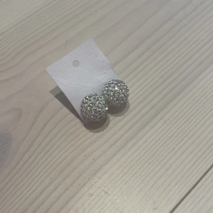 Glittriga silverörhängen med stenar - Säljer ett par glittriga navelsmycken som kan användas till örhängen 