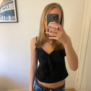 Svart croppad linnetopp från H&M - Svart volang linne från hm. Är i mycket bra skick❣️❣️❣️