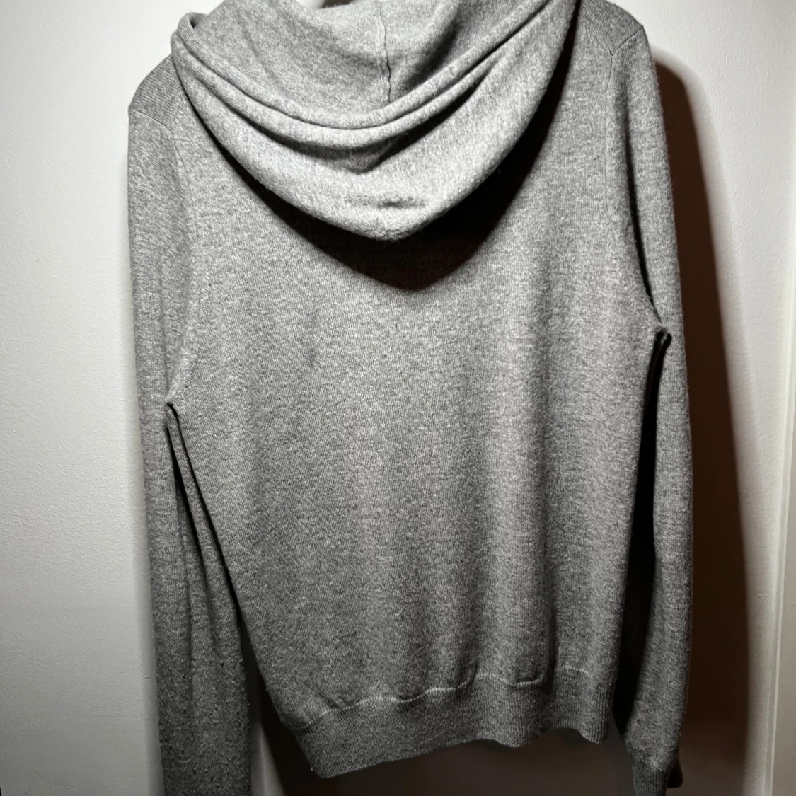 Grå hoodie i kashmir från Soft Goat - 1