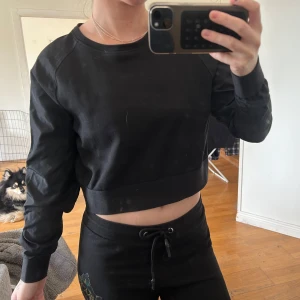 Tränings tröja - Säljer denna träningströjan från peak performance. Ärmarna är i ett annat mer prassligt och svalt material och det finns små små luft hål under armarna. Super smidig. Använd två gånger.