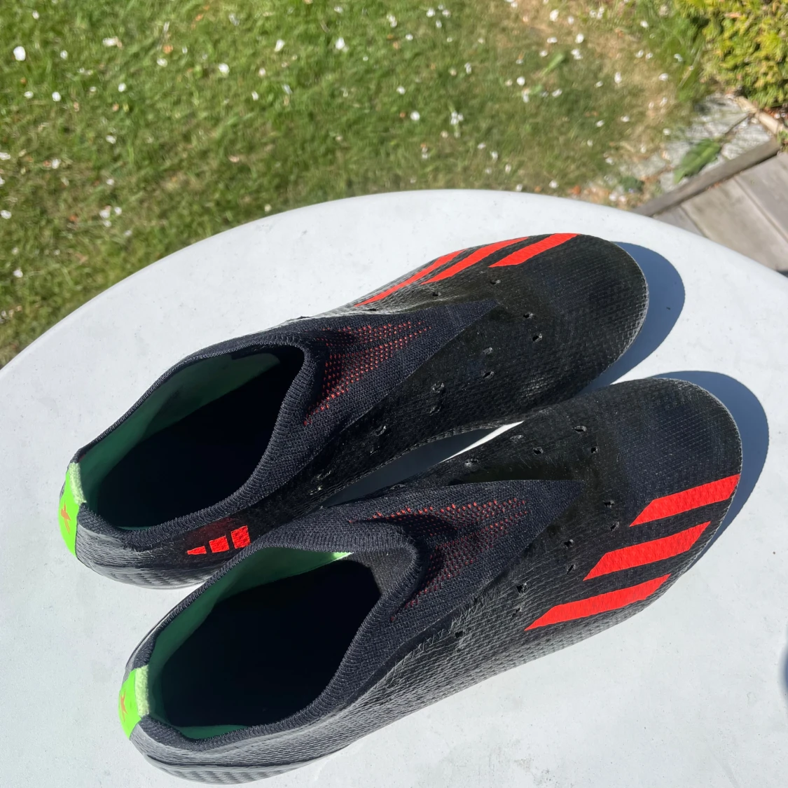 Svarta fotbollsskor från Adidas med röda detaljer - 1