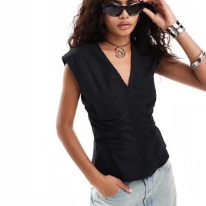 Svart v-ringad topp från Weekday - Använd 1 gång. Lite liten i storleken☺️ Passar en s/m