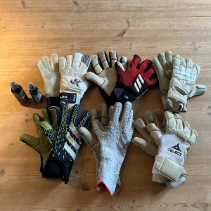 Flera par målvaktshandskar från Adidas, Select och J4K - Säljer flera par målvaktshandskar i olika färger och modeller från Adidas, Select och J&K. Det ingår grip sprej och glove fresh så de luktar gott. Vissa står det Leo på men är klister märken så går att ta bort. Majoriteten är i väldigt bra skick men två är sådär men funkar ett tag till. Kom privat om du undrar va som helst. Nypris på detta ligger runt 6000
