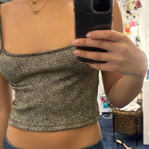 Glittrig Monki topp - Säljer denna supersöta topp från Monki❤️