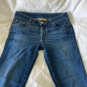 Blå jeans från Jacob Cohën  - Snygga blå jeans från Jacob Cohën med klassisk femficksdesign och dekorativa prickar på bakfickorna. Jeansen har en unik patch i mocka vid linningen och stängs med knapp. Perfekta för dig som gillar stilrena detaljer och hög kvalitet. Super bra skick och jätte bra kvalitet även stretchiga och mjuka Jens. Skriv för frågor och bilder!!