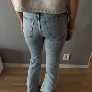 Ljusblå jeans - Ljusblå jeans med klassisk femficksdesign. Jeansen har hög midja och stängs med dragkedja och knapp. Perfekta för en avslappnad och stilren look.