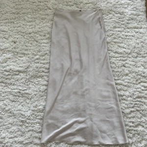 Satin kjol - Lång kjol i satin aktigt material, har en dragkedja på sidan!!!🫶