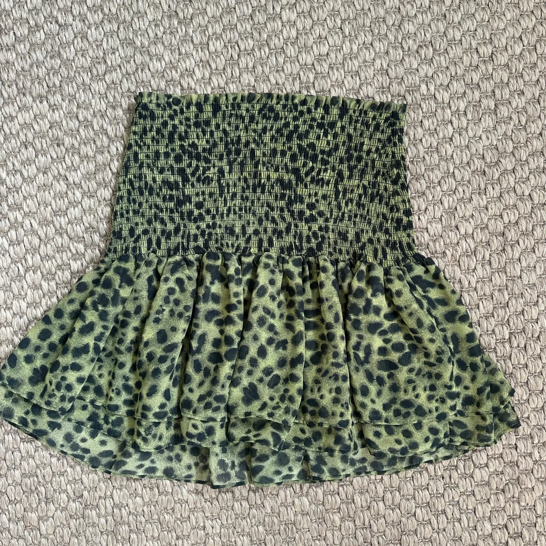 Grön leopardmönstrad kjol