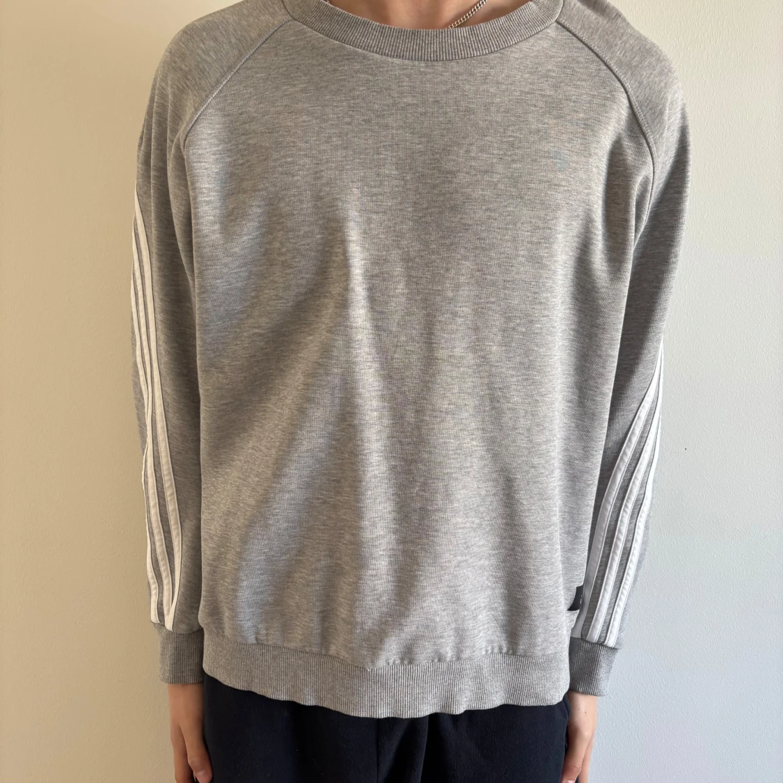 Grå sweatshirt med vita ränder från Adidas