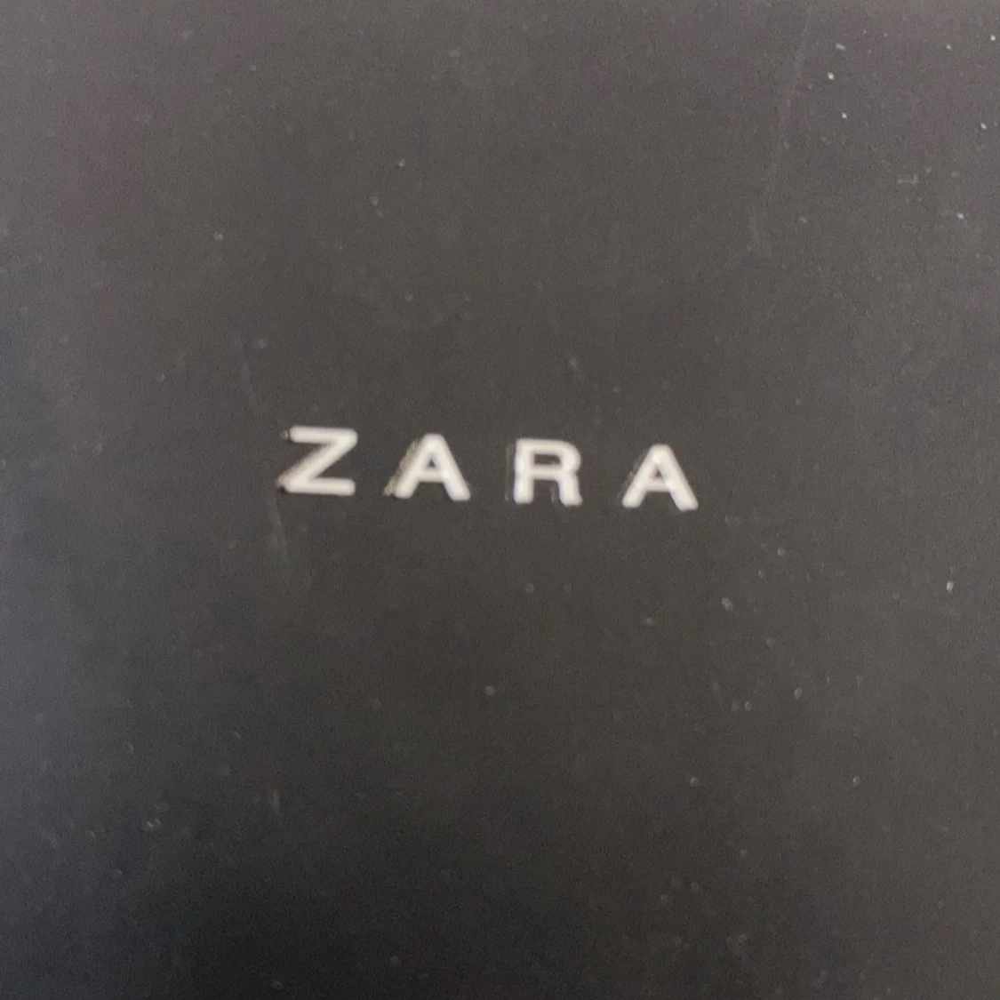 Grå handväska med silverdetaljer - 4