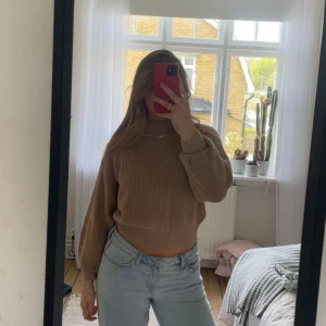 Beige stickad  tröja - Säljer en beige stickad tröja som är enbart använd fåtal gånger! 