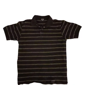 US Naval pikétröja - Säljer en svart pikétröja från U.S Naval med tunna horisontella ränder i vitt och gult. Tröjan har klassisk krage och korta ärmar, perfekt för en avslappnad stil. Igenkligen är storleken L men passar mer S/M.