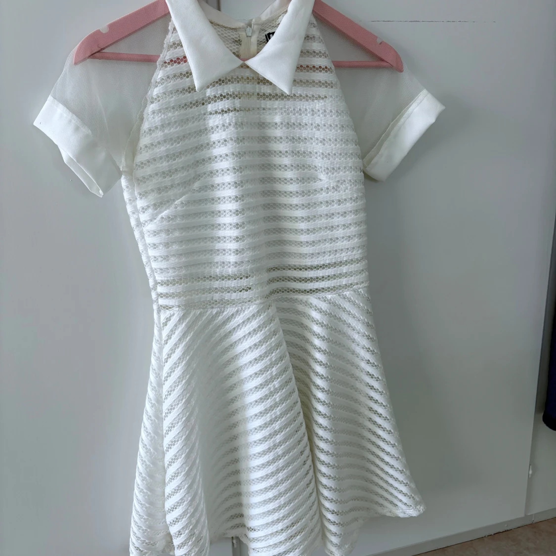 Vit kortklänning med krage från LOX