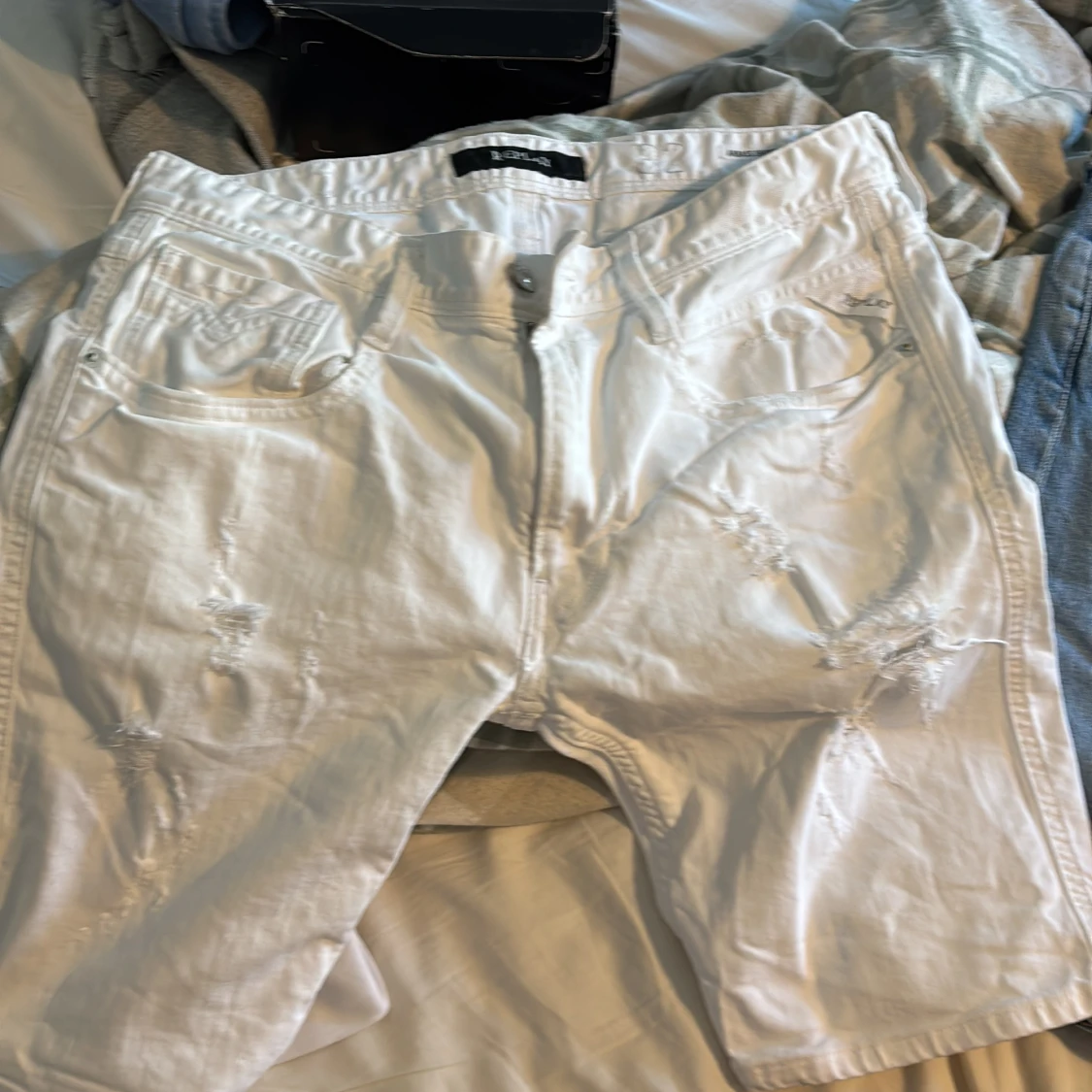 Vita jeansshorts från Replay Anbass