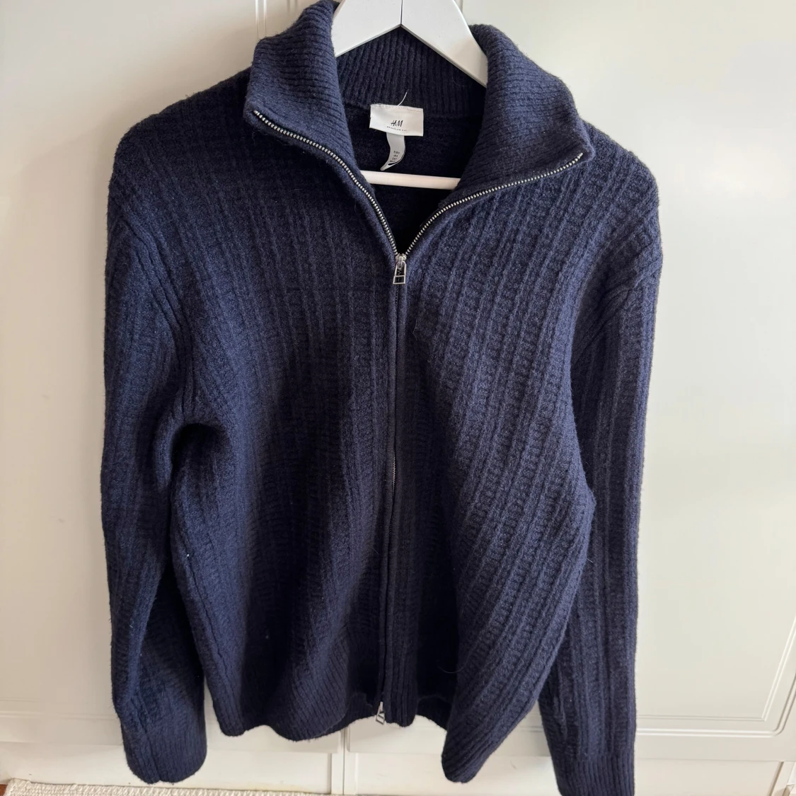 Mörkblå stickad kofta med dragkedja från H&M