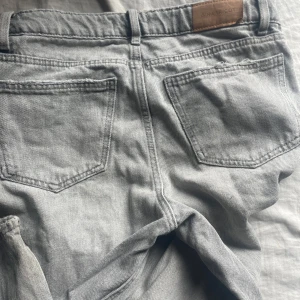 Grå jeansbyxor från Gina Tricot - Säljer ett par klassiska grå jeansbyxor från Gina Tricot. Dom har raka ben och normal passform. Dom är i storlek 148/152 från Gina Young . Skulle säga att dom är midwaist.