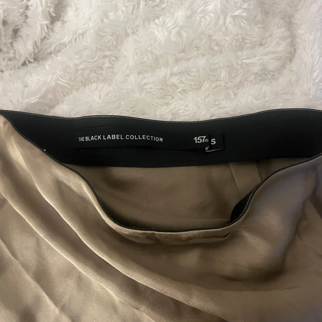 Snygg längre kjol i satin !! - 1