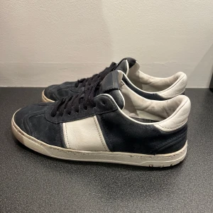 Valentino Flycrews  - Tvärfeta blåa valentino flycrews, storlek 39 men passar även i 40. Perfekt sko inför sommaren!! På ena skon saknas tre nitar där bak och på andra 4! Nypris:8000kr Mitt pris:2999kr