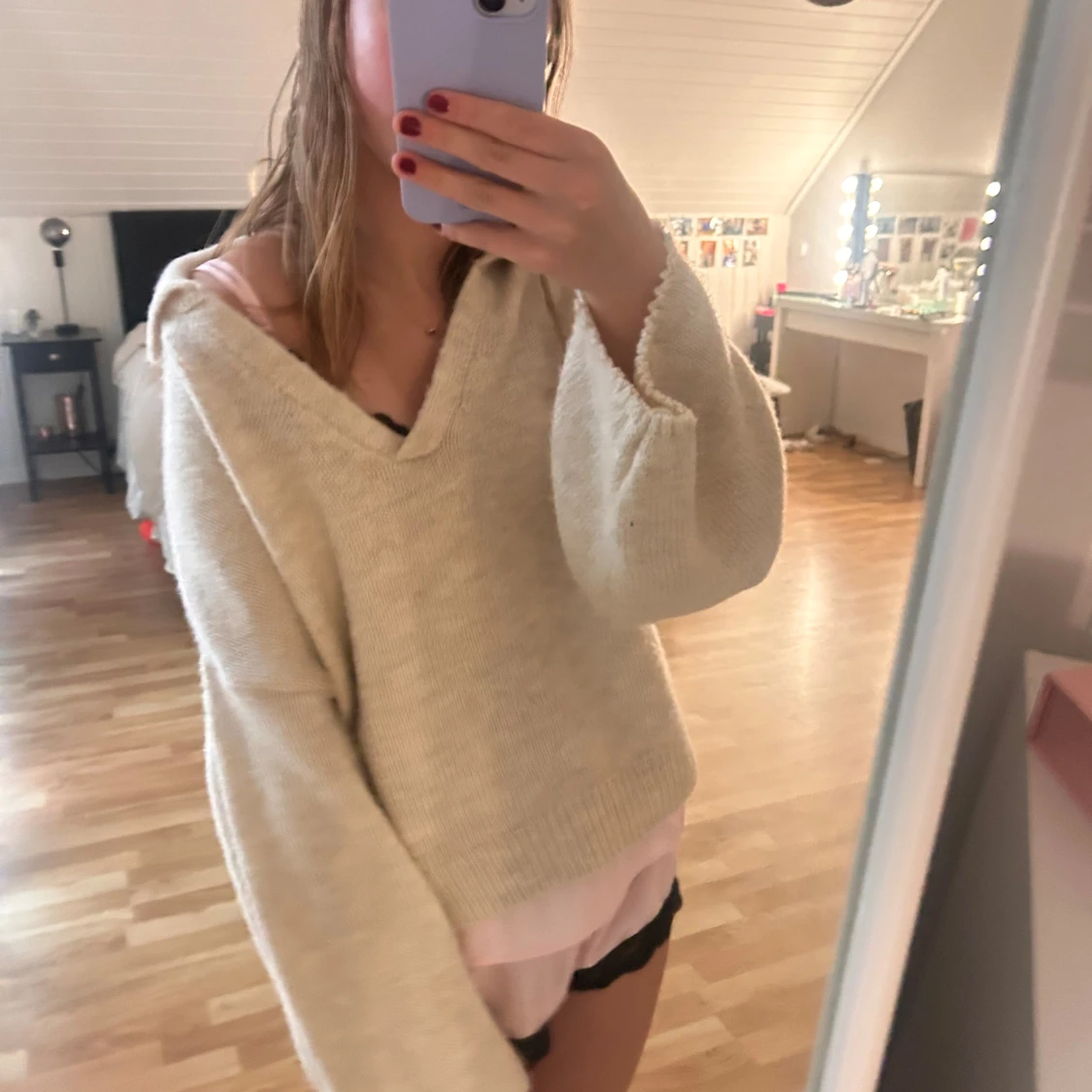 Beige stickad oversized tröja med v-ringning