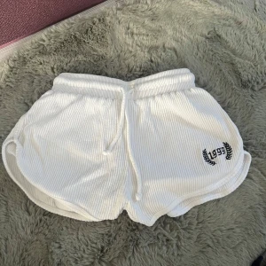 Shorts! - Säljer ett par jätte söta vita shorts. Skulle säga att de är i storlek XXS, med stretch, så passar säkert XS och S också!💗