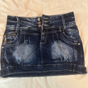 Jeanskjol - Säljer min jätte söta jeanskjol!